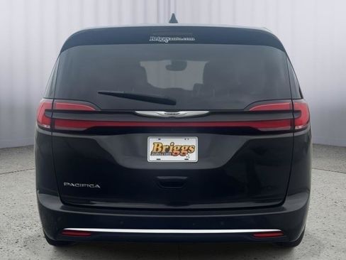 Used 2023 Chrysler Pacifica Touring-L FWD image 5