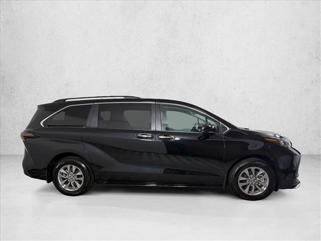 Used 2025 Toyota Sienna XLE w/ XLE Plus Package FWD image 3