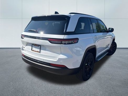 Used 2025 Jeep Grand Cherokee Altitude AWD/4WD image 4