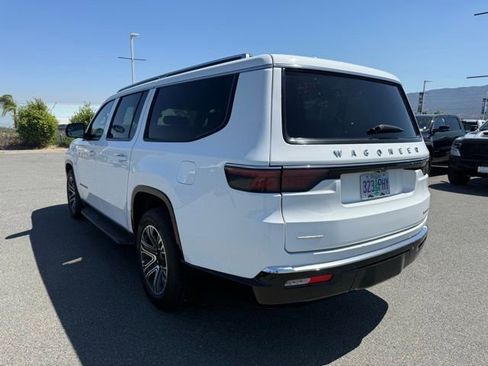 Certified 2023 Jeep Wagoneer L Series II AWD/4WD image 2