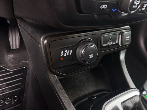 Used 2020 Jeep Renegade Latitude w/ Cold Weather Group AWD/4WD image 20