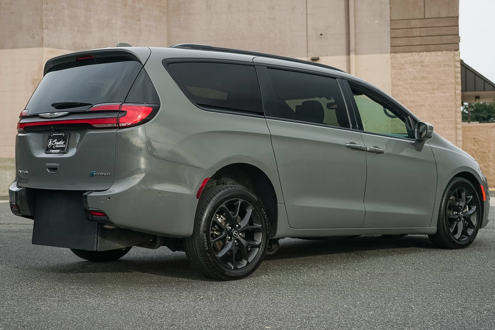 Used 2021 Chrysler Pacifica Touring-L w/ Uconnect Theater Family Group FWD image 4