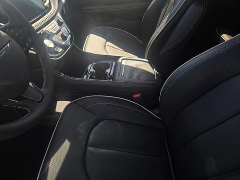 New 2027 Chrysler Pacifica Limited FWD image 11