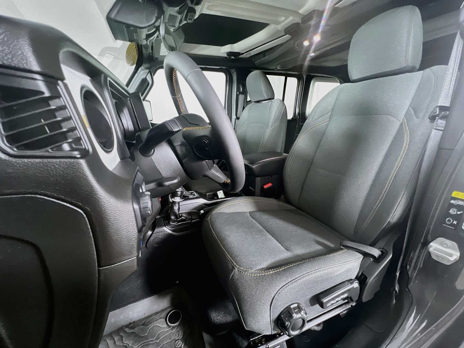 Used 2024 Jeep Wrangler Unlimited AWD/4WD image 21