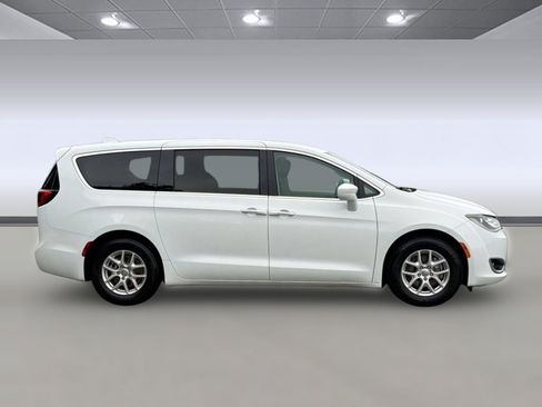 Used 2020 Chrysler Pacifica Touring FWD image 8