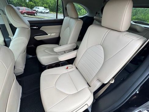 Used 2022 Toyota Highlander XLE AWD/4WD image 14