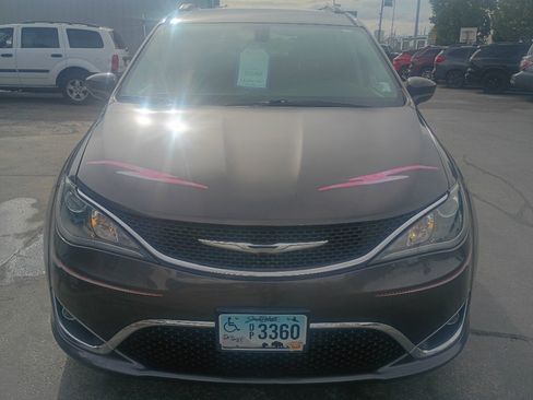Used 2017 Chrysler Pacifica Touring-L FWD image 20
