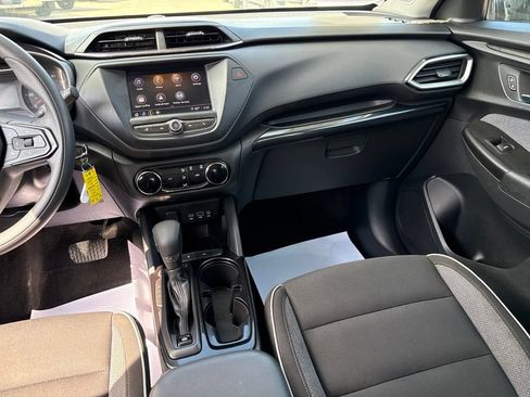 Used 2021 Chevrolet TrailBlazer LS w/ LPO, Blackout Package FWD image 10