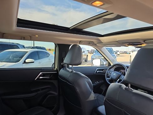 Used 2022 Mitsubishi Outlander SE image 12