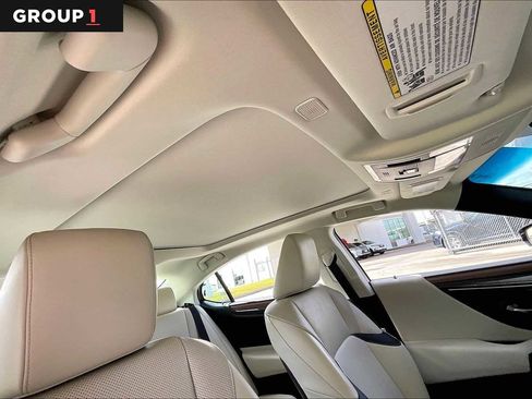 Used 2025 Lexus ES 350 w/ Premium Package image 11