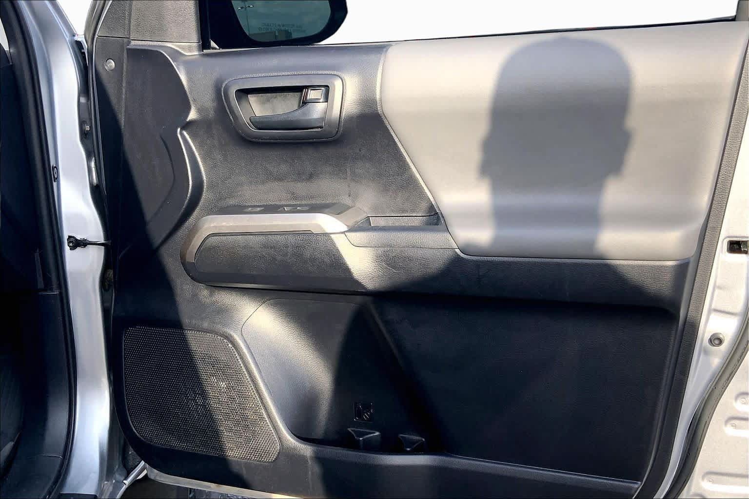 Used 2019 Toyota Tacoma SR5 AWD/4WD image 23