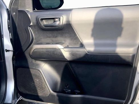 Used 2019 Toyota Tacoma SR5 AWD/4WD image 23