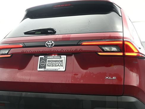 Used 2024 Toyota Grand Highlander XLE image 10