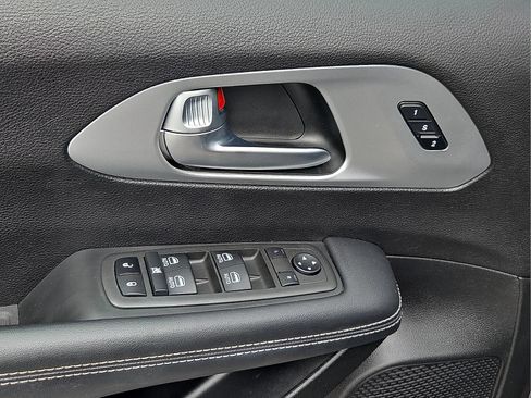 Used 2023 Chrysler Pacifica Touring-L w/ Uconnect Theater Family Group AWD/4WD image 14