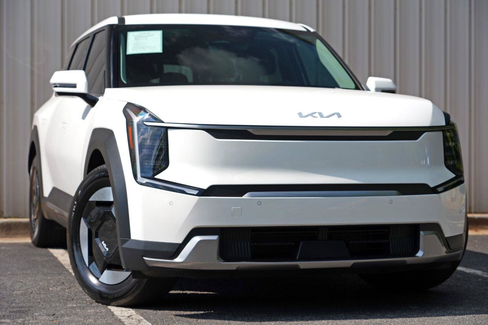Used 2024 Kia EV9 Light Long Range RWD image 3