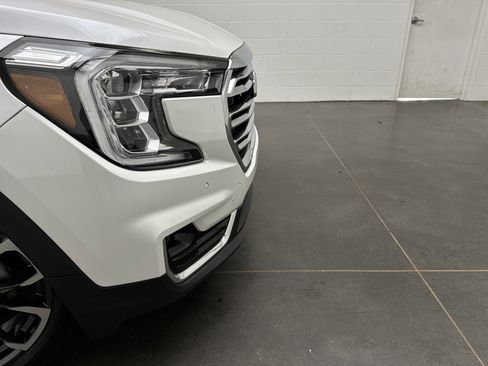 Used 2022 GMC Terrain SLT w/ Infotainment Package II AWD/4WD image 2