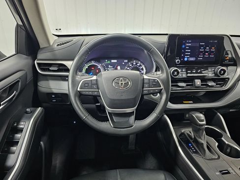 Used 2024 Toyota Highlander XLE AWD/4WD image 13