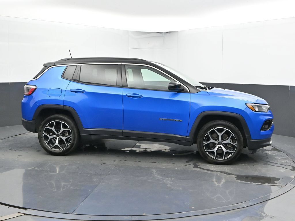 Used 2025 Jeep Compass Limited AWD/4WD image 4