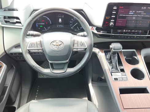 Certified 2021 Toyota Sienna XLE FWD image 13