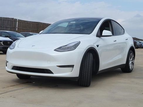 Used 2023 Tesla Model Y Long Range image 2