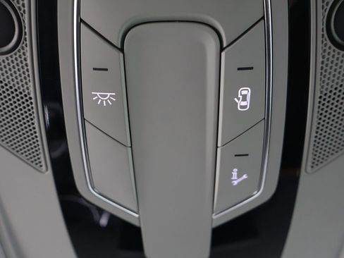 Used 2024 Audi Q5 e Premium w/ Convenience Package image 8