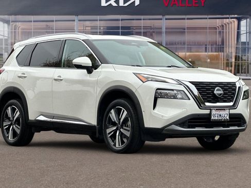 Used 2023 Nissan Rogue SL w/ SL Premium Package image 2