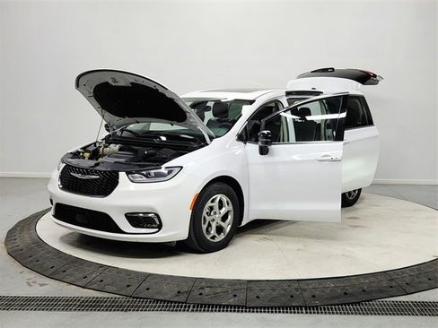 Used 2024 Chrysler Pacifica Limited image 11