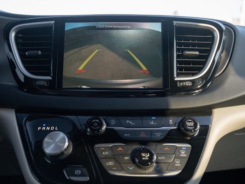 Used 2023 Chrysler Pacifica Touring-L image 17