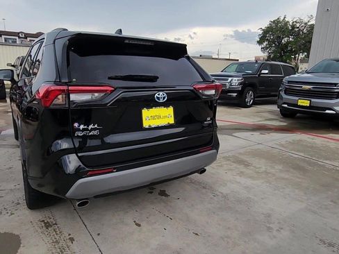 Used 2024 Toyota RAV4 SE w/ Convenience Package AWD/4WD image 4