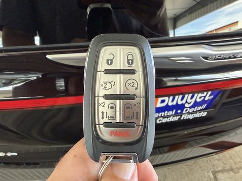Used 2025 Chrysler Pacifica Select FWD image 33