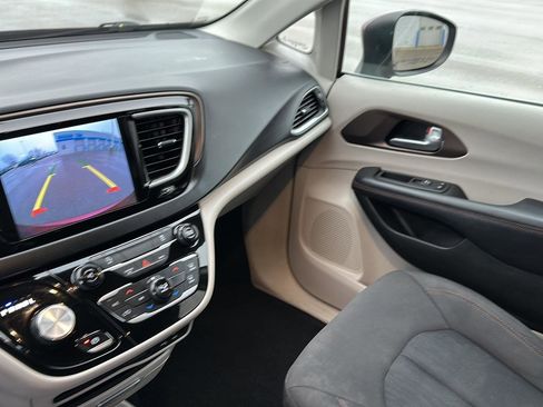 Used 2017 Chrysler Pacifica Touring w/ Tire & Wheel Group image 33