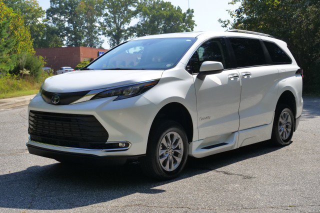 Used 2024 Toyota Sienna XLE w/ XLE Plus Package FWD image 6