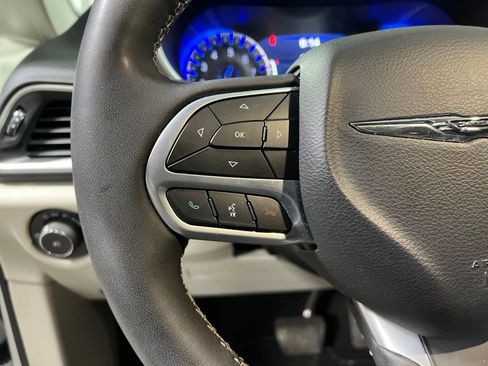 Used 2023 Chrysler Pacifica Touring-L FWD image 21