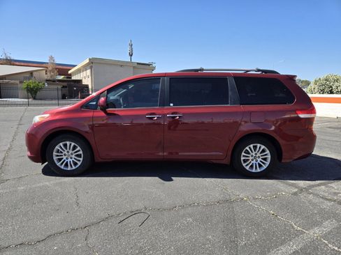 Used 2011 Toyota Sienna XLE w/ Premium Pkg image 2