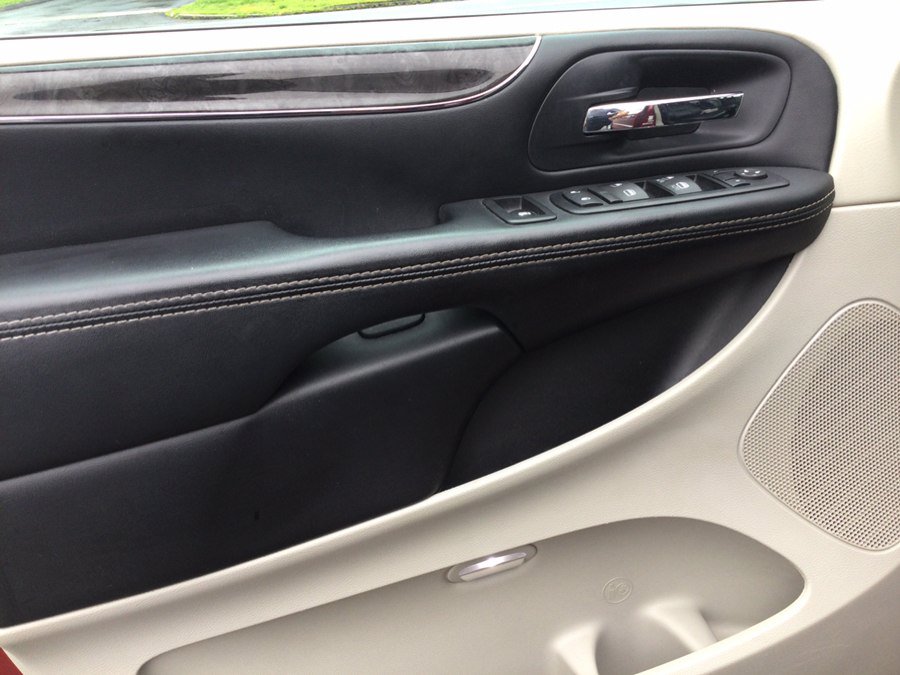 Used 2015 Chrysler Town & Country Touring w/ Driver Convenience Group FWD image 11