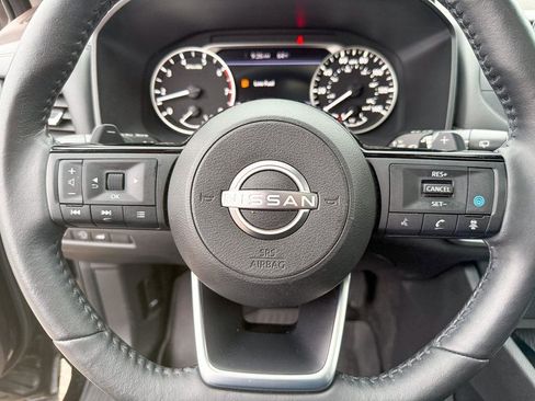 Used 2023 Nissan Rogue SV w/ SV Premium B Package image 4