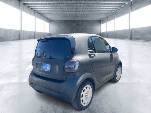 Used 2016 smart fortwo pure RWD image 3