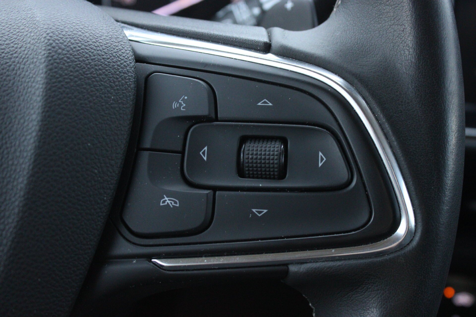 Used 2023 Buick Envision Essence FWD image 33