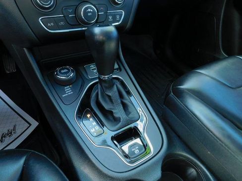 Used 2021 Jeep Cherokee Latitude Plus w/ Sun & Sound Group image 17