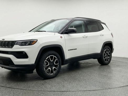 Used 2025 Jeep Compass Trailhawk AWD/4WD image 3