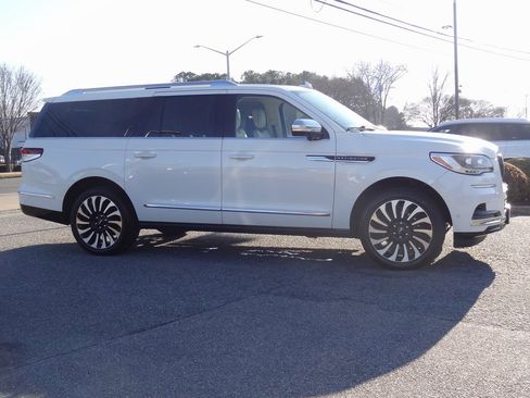 Used 2023 Lincoln Navigator L Black Label image 3