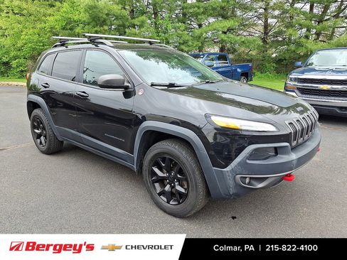 Used 2015 Jeep Cherokee Trailhawk w/ Leather Interior Group AWD/4WD image 3