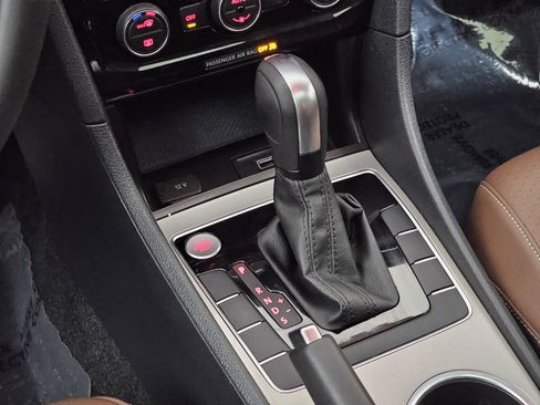 Used 2021 Volkswagen Passat 2.0T SE image 35