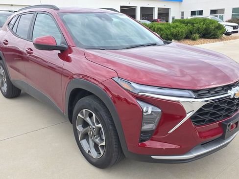 Used 2025 Chevrolet Trax LT w/ LT Convenience Package FWD image 7