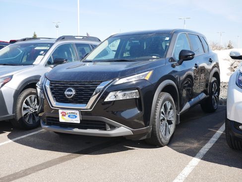 Used 2023 Nissan Rogue SV image 3