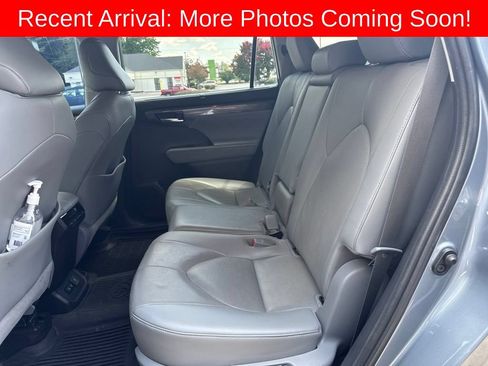 Used 2020 Toyota Highlander Limited FWD image 6