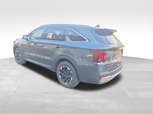 Used 2024 Kia Sorento S image 2