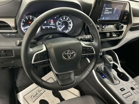 Used 2023 Toyota Highlander LE AWD/4WD image 4