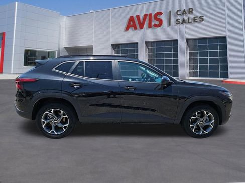 Used 2025 Chevrolet Trax LT w/ LT Convenience Package FWD image 7