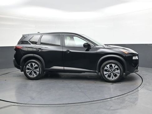 Used 2023 Nissan Rogue SV image 3